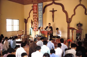 Père des MEP célébrant l'eucharistie au Cambodge Ciric- P.Razzo