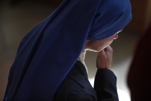 Religieuse lors de la messe, Lourdes